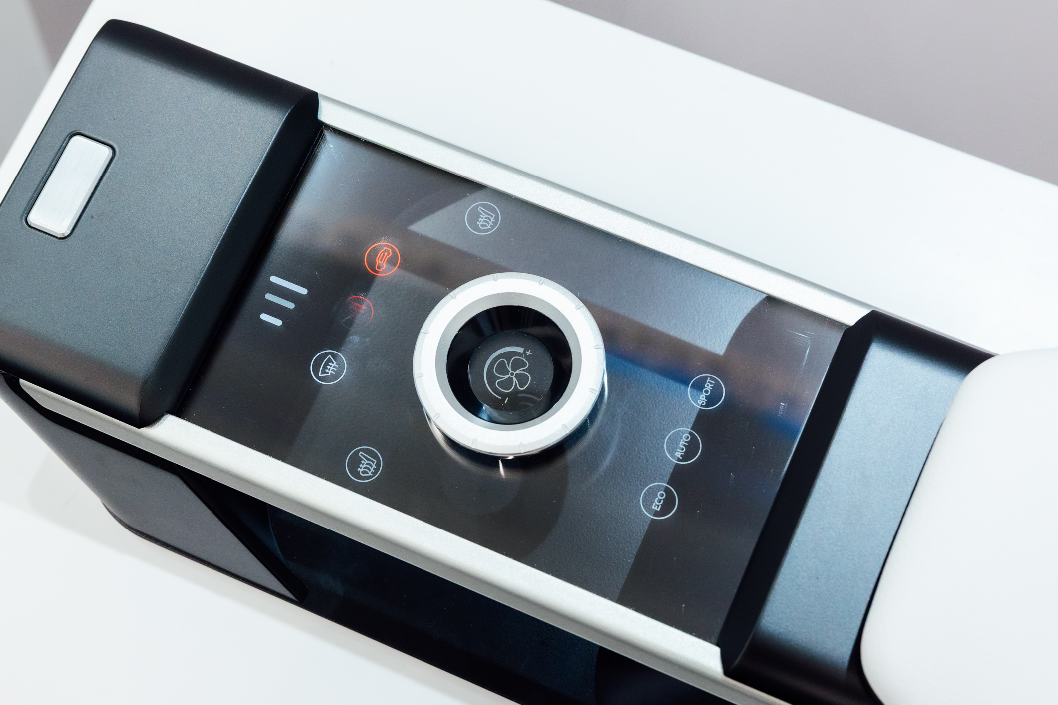 �ԘO���O(sh��)Ӌ�����CrystalSense Console����������օ^(q��)���턓(chu��ng)��ͻ�ƣ��������[���ں��s�����^�У������ÑҸ�ʽ���o���䲣������c�����|�X��?�����|�E���|݅���ֹ���r������ṩֱ�������h���Ļ������?��